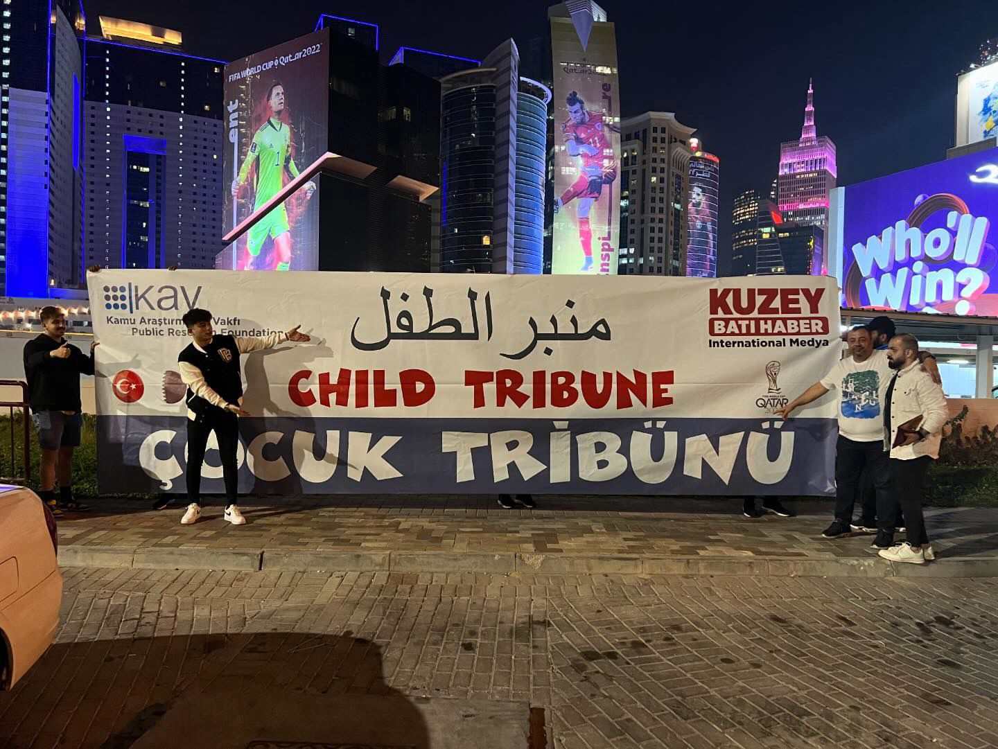 Doha’da projeye katkı sağlayan influencer’larla birlikte çekildiğimiz anı fotoğrafı.